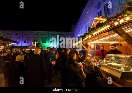 Das alpine Weihnachtsdorf im Kaiserhof der Residenz, das Schloss der Bayerischen Könige. München, Bayern, Deutschland. Stockfoto