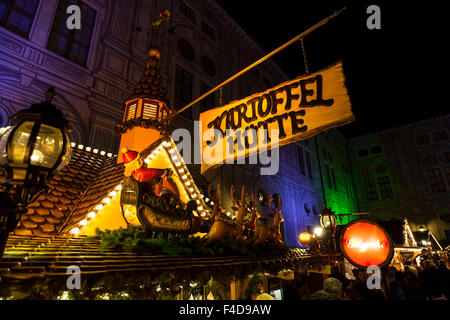 Das alpine Weihnachtsdorf im Kaiserhof der Residenz, das Schloss der Bayerischen Könige. München, Bayern, Deutschland. Stockfoto