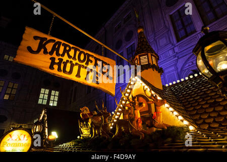 Das alpine Weihnachtsdorf im Kaiserhof der Residenz, das Schloss der Bayerischen Könige. München, Bayern, Deutschland. Stockfoto