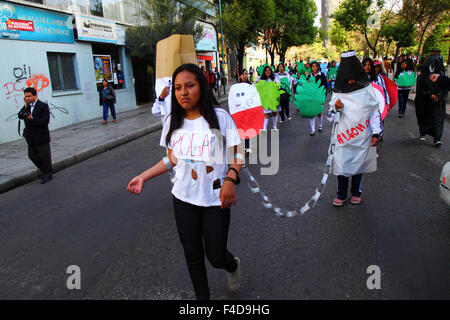 La Paz, Bolivien, 16. Oktober 2015. Studentinnen tragen Kostüme und Ketten während eines marsches durch das Stadtzentrum von La Paz und warnen vor den Gefahren des Drogenkonsums und der sucht. Die Demonstration wird jedes Jahr von der Polizei zusammen mit Schulen und Hochschulen organisiert, um das Bewusstsein für Drogen und ihre Gefahren zu schärfen. Quelle: James Brunker / Alamy Live News Stockfoto