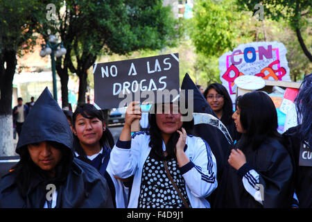 La Paz, Bolivien, 16. Oktober 2015. Eine Studentin trägt ein Plakat mit der Aufschrift „Nein zu Drogen“ während eines marsches durch das Stadtzentrum von La Paz, das vor den Gefahren des Drogenkonsums warnt. Die Demonstration wird jedes Jahr von der Polizei zusammen mit Schulen und Hochschulen organisiert, um das Bewusstsein für Drogen und ihre Gefahren zu schärfen. Quelle: James Brunker / Alamy Live News Stockfoto