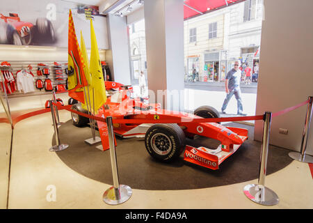 Ferrari Store in der Via Tomacelli Street, Rom, Italien Stockfoto