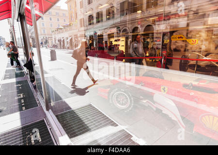 Ferrari Store in der Via Tomacelli Street, Rom, Italien Stockfoto