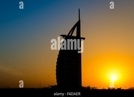 Silhouette des Hotel Burj Al Arab, Dubai, im Sonnenuntergang Stockfoto