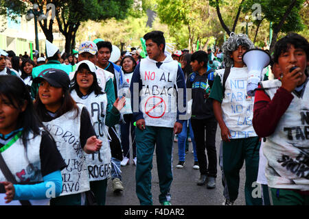 La Paz, Bolivien, 16. Oktober 2015. Studenten in weißen Säcken mit den Worten „Nein zu Tabak“ und „Nein zu Drogen“ marschieren durch das Stadtzentrum von La Paz und warnen vor den Gefahren des Drogenkonsums. Die Demonstration wird jedes Jahr von der Polizei zusammen mit Schulen und Hochschulen organisiert, um das Bewusstsein für Drogen und ihre Gefahren zu schärfen. Quelle: James Brunker / Alamy Live News Stockfoto