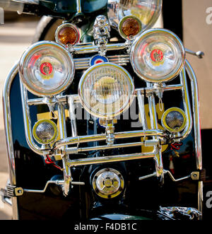 Scheinwerfer auf Vespa-Roller Stockfoto