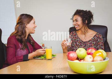 Geschäftsfrauen Lächeln beim Frühstück Stockfoto