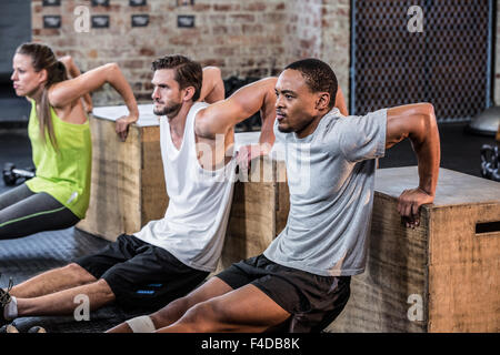 Passen Menschen, die reverse Push Ups Stockfoto