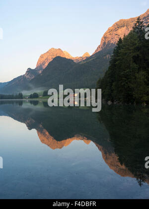 Der romantische See Hintersee, Sunrise mit Reiter Alpe Bergkette in den Nationalpark Berchtesgaden, Bayern, Deutschland. (Großformatige Größen erhältlich) Stockfoto