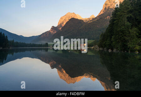 Der romantische See Hintersee, Sunrise mit Reiter Alpe Bergkette in den Nationalpark Berchtesgaden, Bayern, Deutschland. (Großformatige Größen erhältlich) Stockfoto