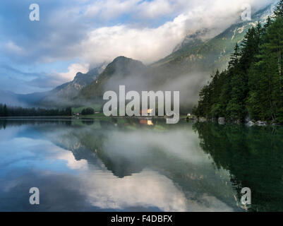 Die romantischen Hintersee in See, am Morgen mit Reiter Alpe Bergkette in den Nationalpark Berchtesgaden, Bayern, Deutschland. (Großformatige Größen erhältlich) Stockfoto