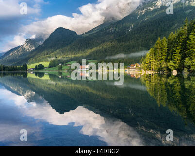 Die romantischen Hintersee in See, am Morgen mit Reiter Alpe Bergkette in den Nationalpark Berchtesgaden, Bayern, Deutschland. (Großformatige Größen erhältlich) Stockfoto