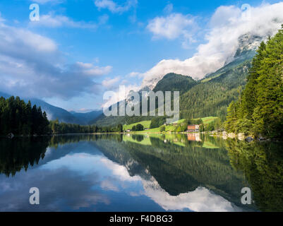 Die romantischen Hintersee in See, am Morgen mit Reiter Alpe Bergkette in den Nationalpark Berchtesgaden, Bayern, Deutschland. (Großformatige Größen erhältlich) Stockfoto