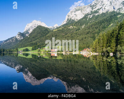 Die romantischen Hintersee in See, am Morgen mit Reiter Alpe Bergkette in den Nationalpark Berchtesgaden, Bayern, Deutschland. (Großformatige Größen erhältlich) Stockfoto