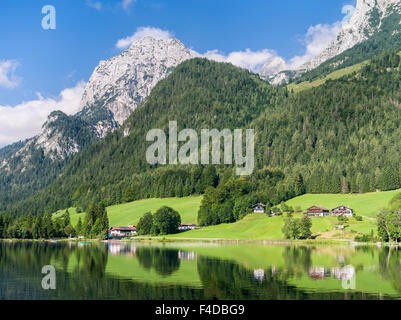 Die romantischen Hintersee in See, am Morgen mit Reiter Alpe Bergkette in den Nationalpark Berchtesgaden, Bayern, Deutschland. (Großformatige Größen erhältlich) Stockfoto