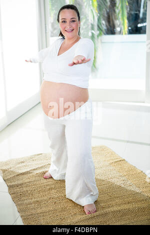 Schwangere Frau tun, etwas Übung Stockfoto