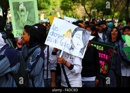 La Paz, Bolivien, 16. Oktober 2015. Ein Student trägt ein Plakat mit der Aufschrift "Drogen bringen Rechnungen" während eines marsches durch das Stadtzentrum von La Paz, das vor den Gefahren des Drogenkonsums warnt. Die Demonstration wird jedes Jahr von der Polizei zusammen mit Schulen und Hochschulen organisiert, um das Bewusstsein für Drogen und ihre Gefahren zu schärfen. Quelle: James Brunker / Alamy Live News Stockfoto