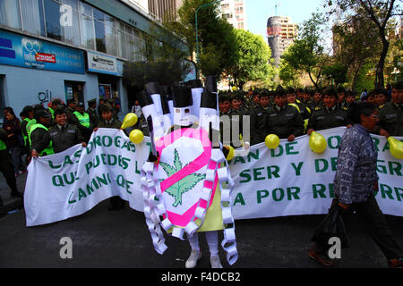 La Paz, Bolivien, 16. Oktober 2015. Eine Person, die als Paket Marihuana-Zigaretten mit einem Banner gekleidet ist, läuft während eines marsches durch das Stadtzentrum von La Paz vor Polizisten und warnt vor den Gefahren des Drogenkonsums. Die Demonstration wird jedes Jahr von der Polizei zusammen mit Schulen und Hochschulen organisiert, um das Bewusstsein für Drogen und ihre Gefahren zu schärfen. Quelle: James Brunker / Alamy Live News Stockfoto