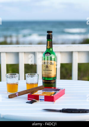 Eine Flasche Jameson Whiskey und kubanische Zigarren auf Tisch auf dem Deck des Beach House in Emerald Isle, North Carolina. Stockfoto