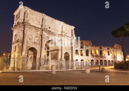 Bogen von Constantine und das Kolosseum, die nachts beleuchtet. Rom, Italien Stockfoto