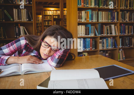 Studentin, Nickerchen am Buch in Bibliothek Stockfoto