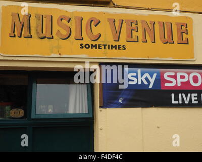 Bunte Fassade mit gelegentlichen Musik manchmal in Dingle Town County Kerry Irland Bar Stockfoto