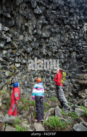 Familie Fels Basaltformationen Hljodaklettar, Jokulsargljufur, Nordhurland Eystra, Island zu studieren. Stockfoto