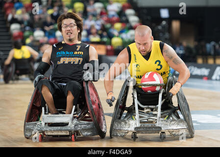 London, UK. 16. Oktober 2015. Team AUS Beat NPN 60-55 in das Weltfinale Rollstuhl Rugby Semin. 16. Oktober 2015. Ryley Batt outruns Daiske Ikezaki. Bildnachweis: Pmgimaging/Alamy Live-Nachrichten Stockfoto