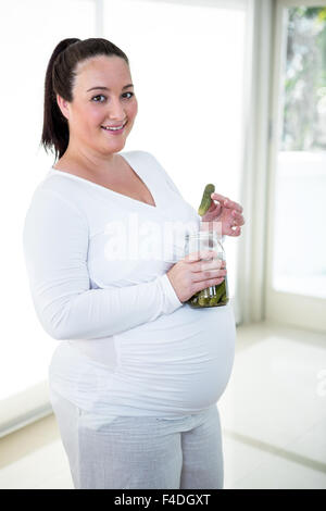 Schwangere Frau paar Gurken Essen Stockfoto