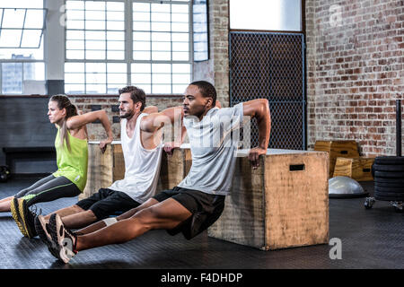 Passen Menschen, die reverse Push Ups Stockfoto