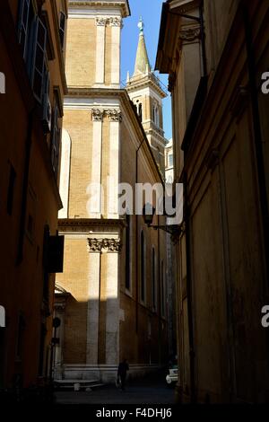 Sonnenschein Aufleuchten eines Gebäudes an der Ecke der Piazza Navona in Rom Italien Stockfoto