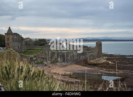 Burg von St Andrews und West Sands, Schottland Stockfoto