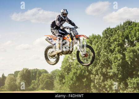 München, Deutschland - 17. AUGUST: Unbekannter Fahrer beteiligt sich an der Ausbildung der Motorsport Club Freisinger Baer in München Stockfoto