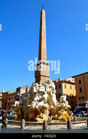 Fontana dei Quattro Fiumi oder vier Flüsse-Brunnen auf der Piazza Navona in Rom Stockfoto