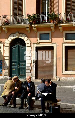 eine Gruppe von alte Männer sitzen auf einer Bank auf der Piazza Navona in Rom Italien Stockfoto