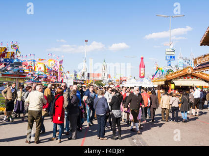 München, Deutschland - SEPTEMBER 30: Menschen vor den Bierzelten auf dem Oktoberfest in München, Deutschland am 30. September 2015. Stockfoto