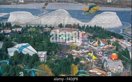 Dieser riesige klassische weiße Holzachterbahn Koloss angezogen Nervenkitzel für mehr als 36 Jahren zu Six Flags Magic Mountain, einem beliebten Los Angeles Themenpark in Valencia, Kalifornien, USA. Es bedeckt 10 Hektar, rose 13 Stockwerke hoch zu machen sechs Tropfen und Rennen über 14 Hügel bei 62 Meilen pro Stunde. Nachdem ein Feuer die legendäre Fahrt im Jahr 2014 geschlossen, es wurde mit neuen Spirale Stahl Tracks modernisiert und ein Jahr später als der Koloss verdreht wiedereröffnet. Fotografiert im Jahr 1980. Stockfoto