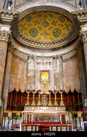 Kapelle und Altar im Inneren des Pantheon, Rom Stockfoto