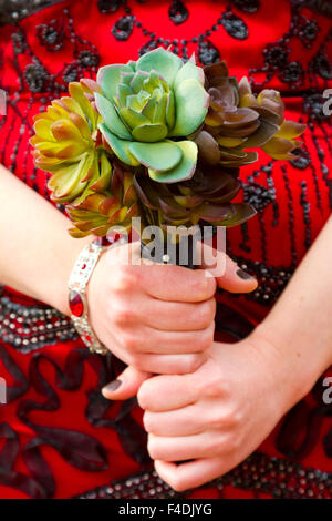 Braut holding Blumenstrauß an ihrem Hochzeitstag. Stockfoto