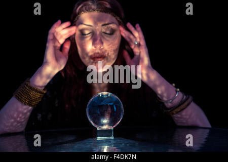 Fortune Teller Frau mit Crystal Ball mit geschlossenen Augen Stockfoto