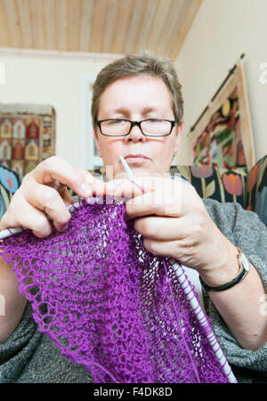 Frau mit einem Stück des Strickens Stockfoto