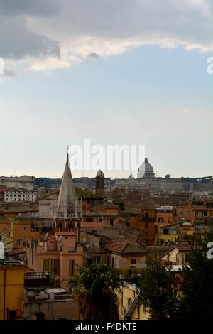 Skyline von Rom mit der Basilika St. Peter in der Ferne Stockfoto