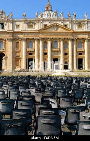viele graue Plastikstühle in St. Peter-Platz, dem Vatikan, Rom, Italien Stockfoto