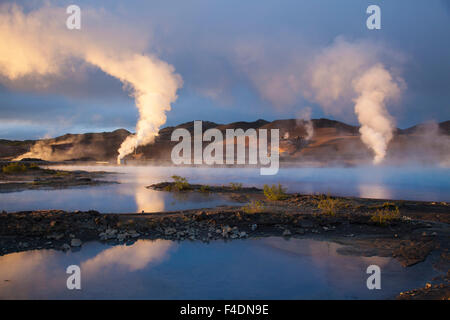 Abendlicht über Bjarnarflag geothermischen Kraftwerk, Myvatn, Nordhurland Eystra, Island. Stockfoto