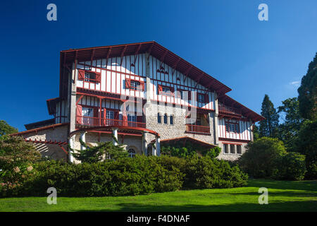 Die Rückseite der Arnaga Villa (begrünten Gartenseite) für Edmond Rostand, Cambo-Les-Bains (Frankreich) gebaut.  . Stockfoto