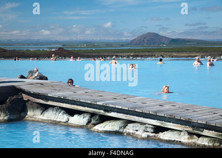 Schwimmer am Myvatn Nature Baths, Myvatn, Nordhurland Eystra, Island. Stockfoto