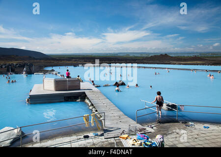 Schwimmer am Myvatn Nature Baths, Myvatn, Nordhurland Eystra, Island. Stockfoto