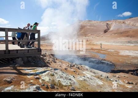 Besucher bewundern die dampfenden vulkanischen Pools im Hverir, Myvatn, Nordhurland Eystra, Island. Stockfoto