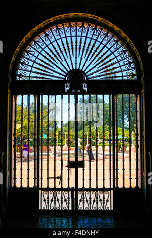 Die Eingangstüren im Foyer am Hearst Castle in der Nähe von San Simeon in Kalifornien Stockfoto