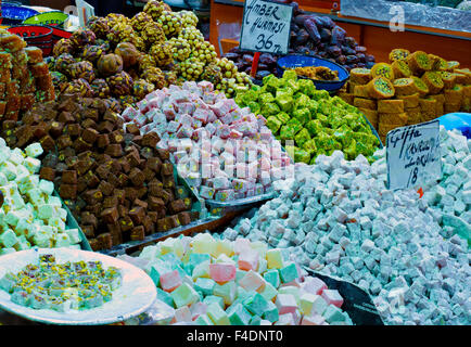 Östliche Basar - Markt traditionelle Süßigkeiten Image des Verkaufsargument in Istanbul mit haufenweise bunten orientalischen Süßigkeiten Stockfoto